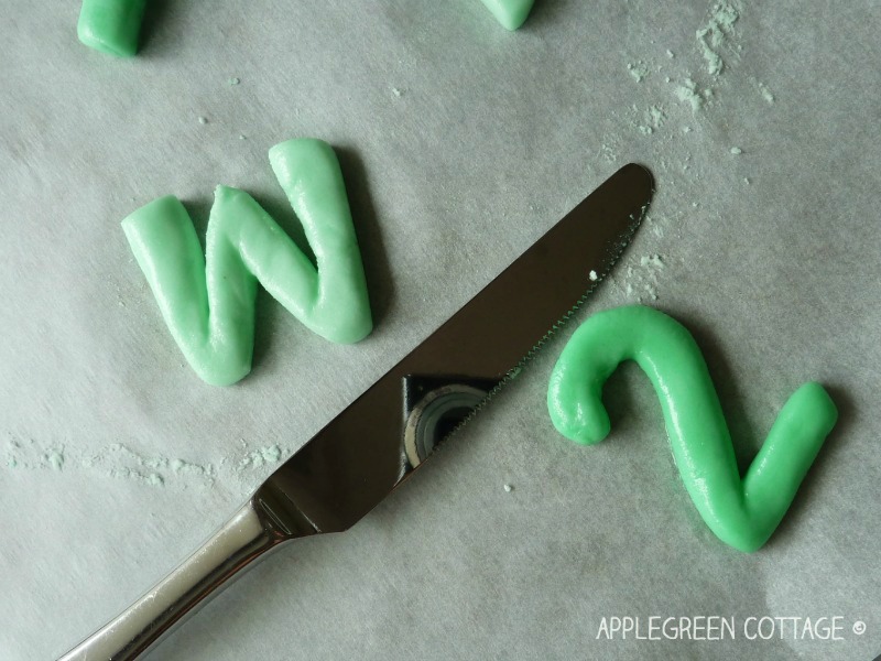 DIY cake decoration - gum paste