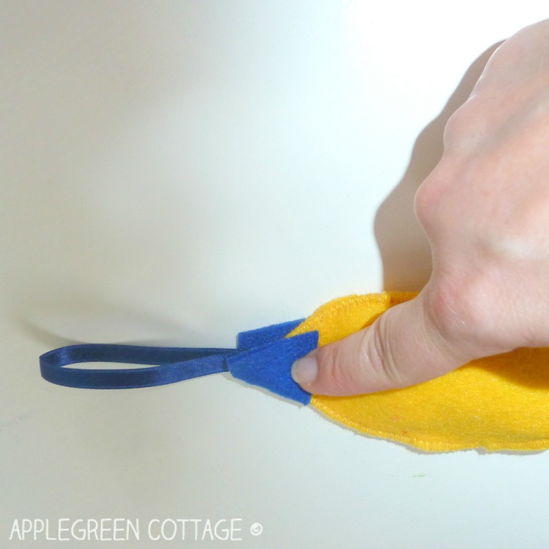 Christmas tree decorations from felt - step 6