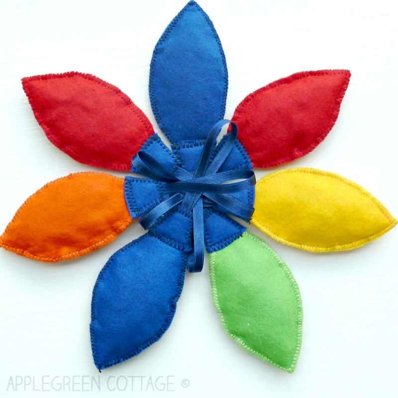 21 Easy Felt Christmas Ornaments 8 feltChristmaslights11 ang