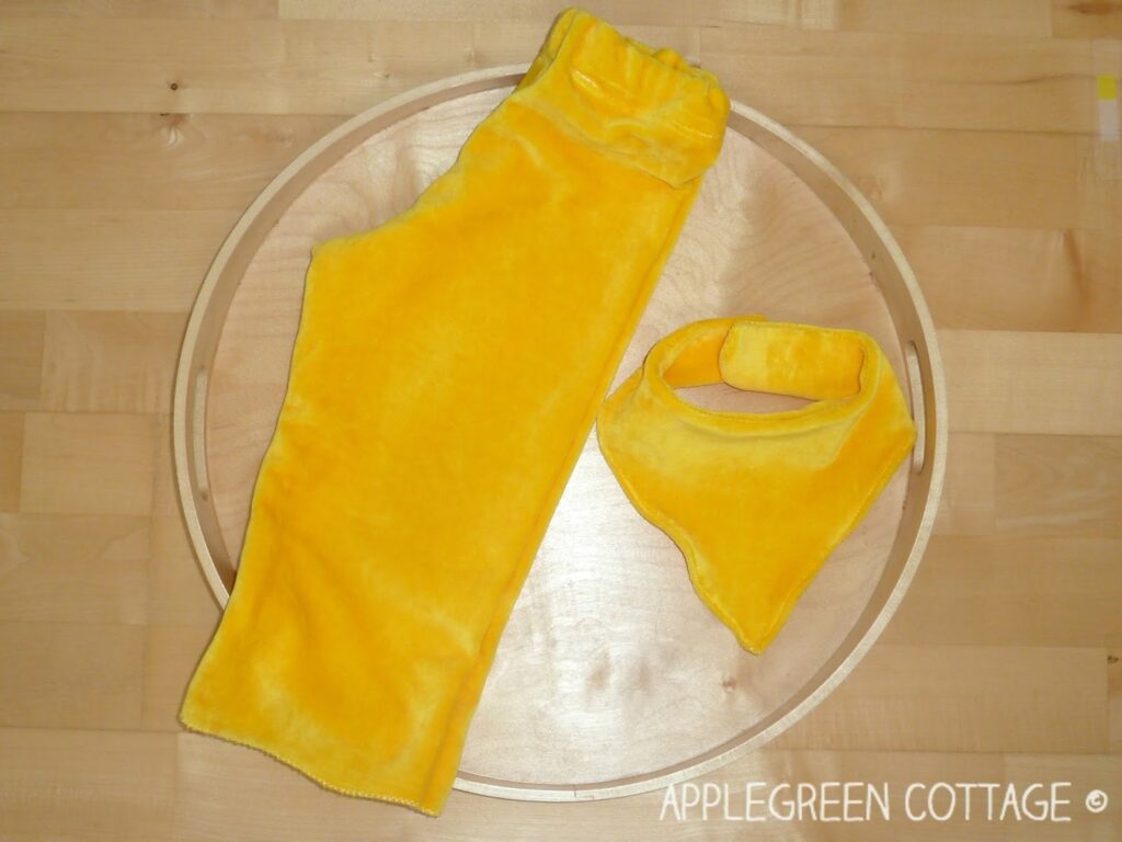 pantalones de pijama fáciles para niños y un babero de bandana para niños pequeños