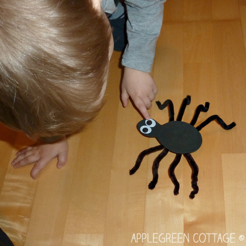 diy spider made from pipe cleaners