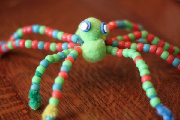 beaded spider - Halloween kids crafts