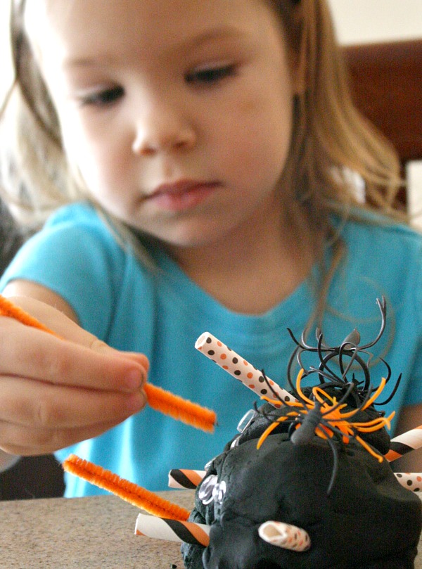 playdough spider - Halloween kids crafts