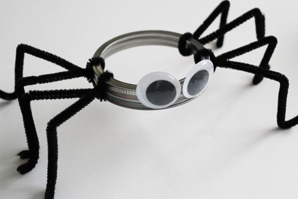 jar lid spider - Halloween kids crafts