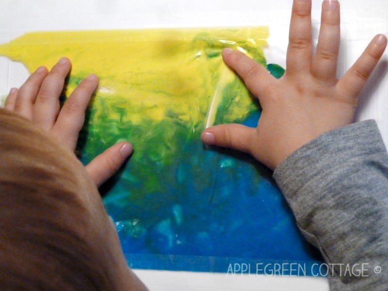 🎨 Mess Free Painting for Toddlers in a Ziplock Bag!