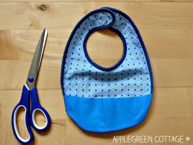 bibs with pockets for babies - a free pattern