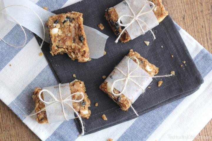 no-bake blueberry-almond oatmeal bars with white chocolate