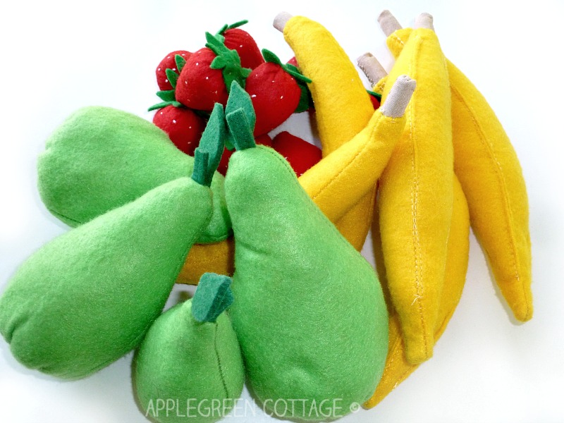 What about making some felt fruit today? Felt bananas to be used as play food, to be exact. They are crazy cute, and fun to make! And since felt is easier to sew with than fabrics, beginner sewing enthusiasts will love this too! 