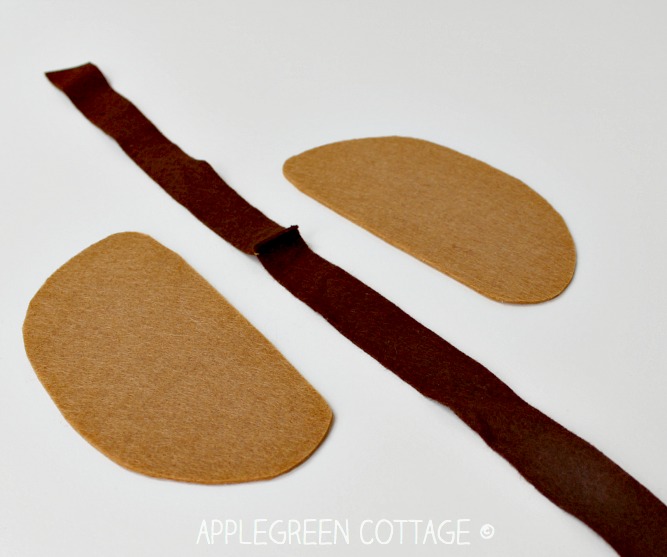 How to sew cute felt slices of French loaf bread. Easy to make, really fast - and totally adorable! You also get tips on working with felt and on stuffing - and there's a felt bread template to make your sewing even quicker!