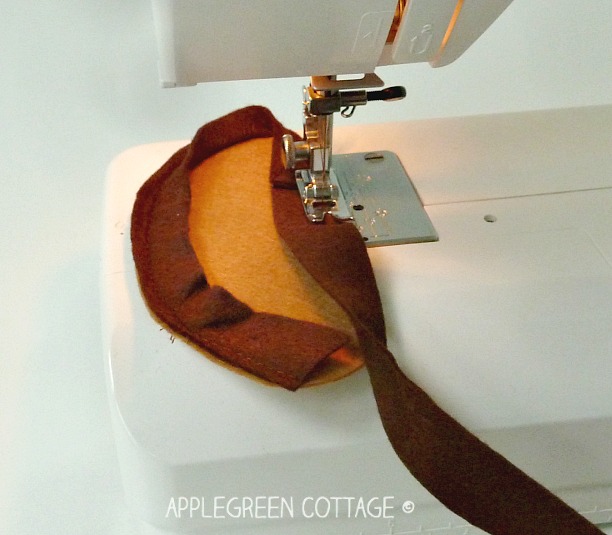 How to sew cute felt slices of French loaf bread. Easy to make, really fast - and totally adorable! You also get tips on working with felt and on stuffing - and there's a felt bread template to make your sewing even quicker!