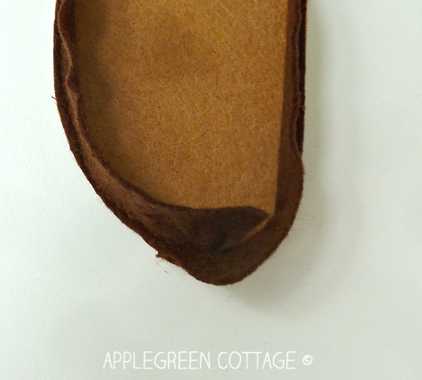 How to sew cute felt slices of French loaf bread. Easy to make, really fast - and totally adorable! You also get tips on working with felt and on stuffing - and there's a felt bread template to make your sewing even quicker!