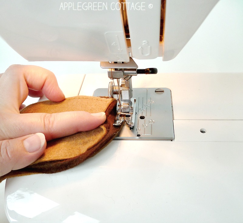 How to sew cute felt slices of French loaf bread. Easy to make, really fast - and totally adorable! You also get tips on working with felt and on stuffing - and there's a felt bread template to make your sewing even quicker!