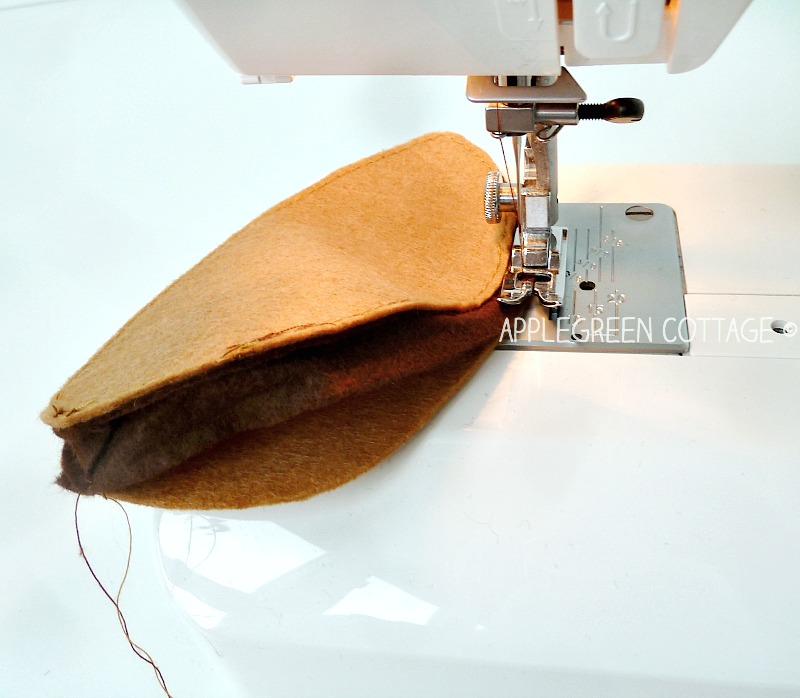 How to sew cute felt slices of French loaf bread. Easy to make, really fast - and totally adorable! You also get tips on working with felt and on stuffing - and there's a felt bread template to make your sewing even quicker!