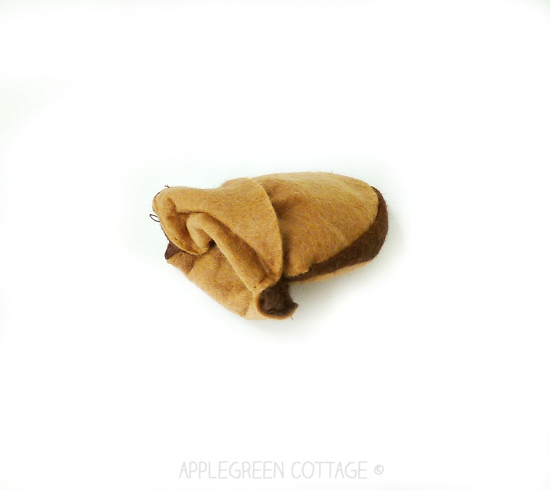 How to sew cute felt slices of French loaf bread. Easy to make, really fast - and totally adorable! You also get tips on working with felt and on stuffing - and there's a felt bread template to make your sewing even quicker!