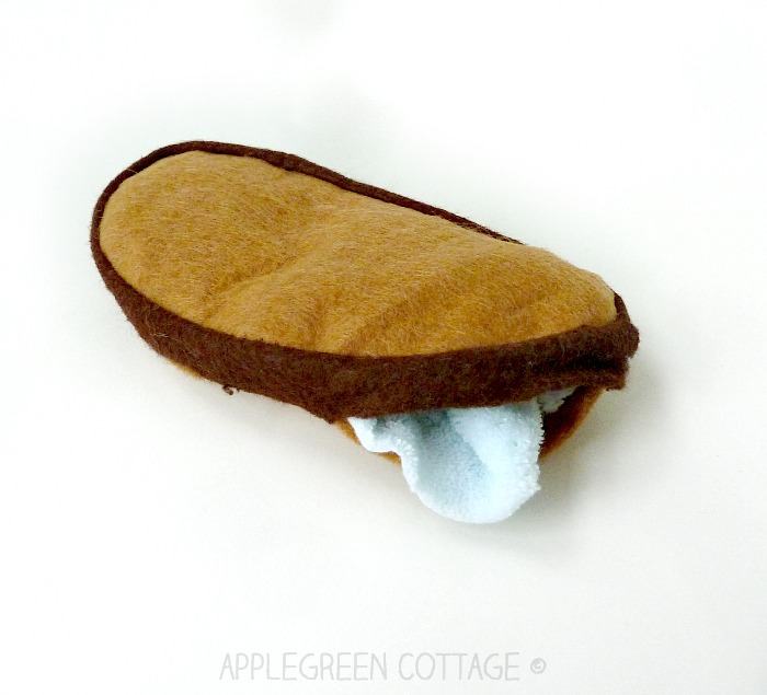 How to sew cute felt slices of French loaf bread. Easy to make, really fast - and totally adorable! You also get tips on working with felt and on stuffing - and there's a felt bread template to make your sewing even quicker!