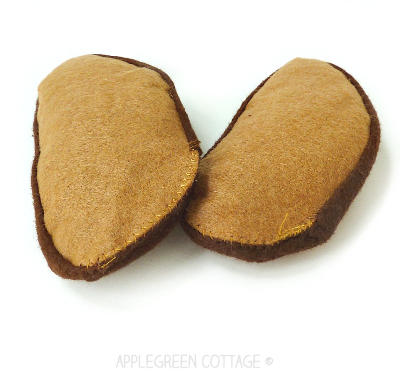 How to sew cute felt slices of French loaf bread. Easy to make, really fast - and totally adorable! You also get tips on working with felt and on stuffing - and there's a felt bread template to make your sewing even quicker!