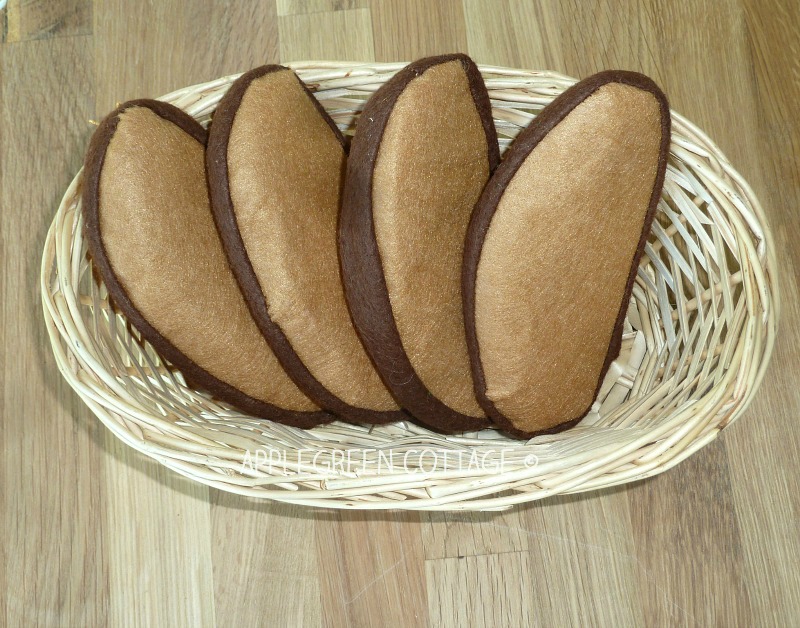 felt play food - free pdf template for french loaf bread