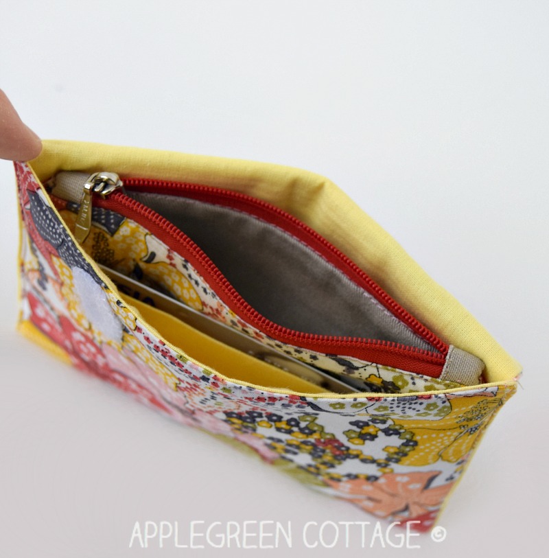 Free tutorial and pattern review - Sydney Mini Wallet by That's Sew Venice. Adorable. Cute. Fresh, unique. It has a zippered coin pouch, one card holder pocket, and two note compartments. No bulk. No excessive things to place in. One place for bills, the other one for today's coupons or your shopping list. Exactly what you need.