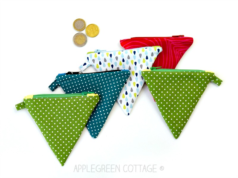 TRIANGLE PATTERN POM POM MINI COIN PURSE