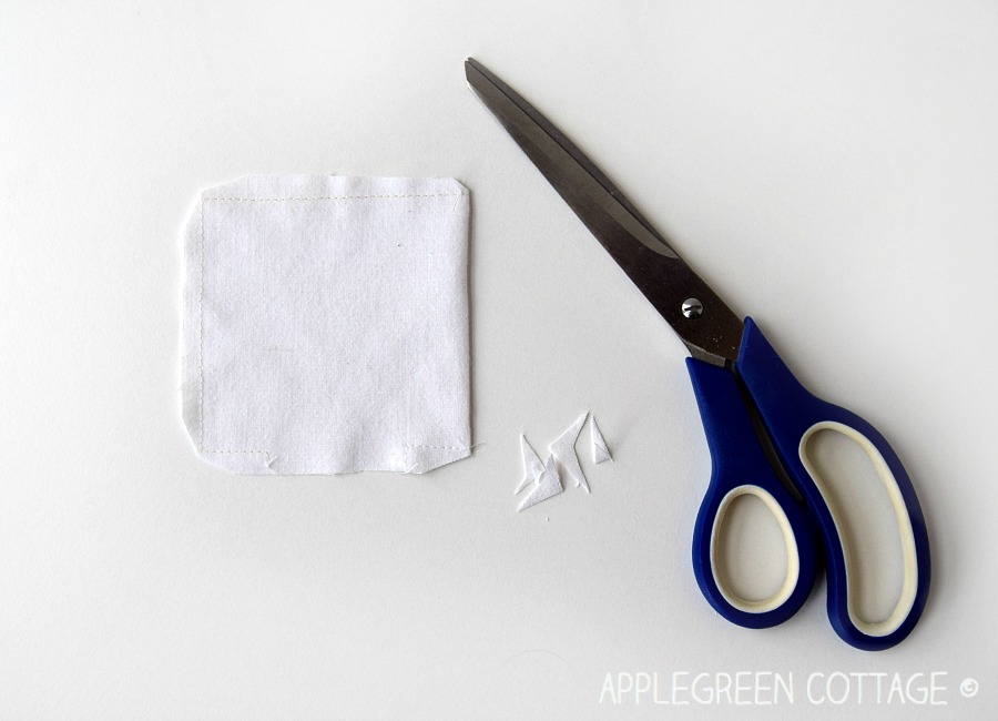 How to make easy fabric sensory toys for babies and toddlers. This soft and light DIY baby toy will help your baby build tactile awareness, along with a few other benefits for the child. Learn how to make it, it's an ideal sewing project for beginners!