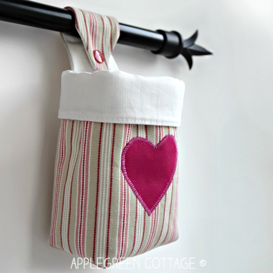 Valentine mini fabric basket - an easy Valentine sewing project. This diy small fabric bin is a great beginner sewing idea.