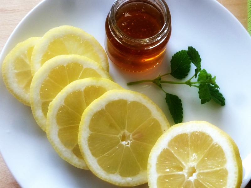 How to make lemon balm tea with honey