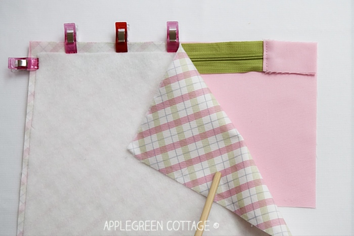 How to sew a lined zipper pouch with centered zipper