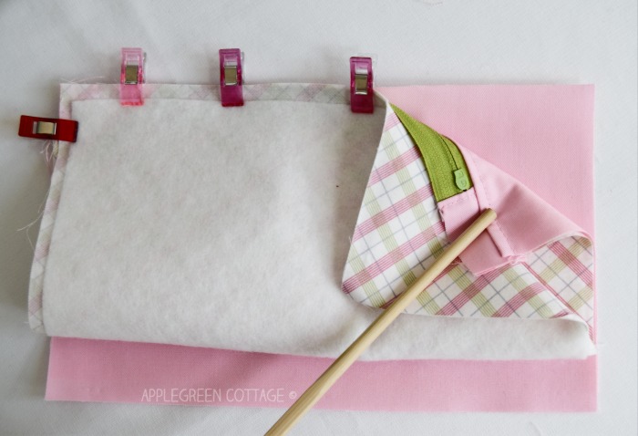 Learn how to sew a lined zipper pouch with centered zipper, using French seams. A perfect zipper pouch  to store your sewing notions 