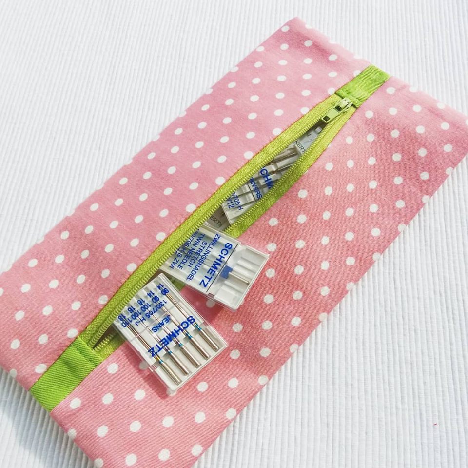 zipper pouch for machine needles