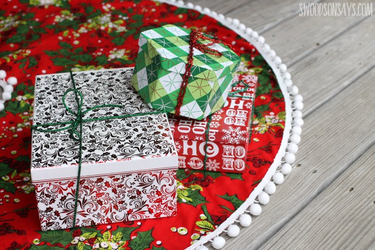 Tree skirt free patterns and more than 40 sewing tutorials for you to sew a Christmas tree skirt. 