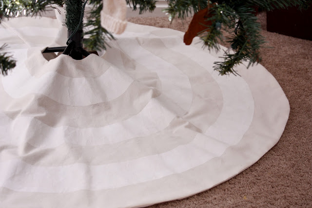 Tree skirt free patterns and over 40 tutorials for you to sew a Christmas tree skirt. 