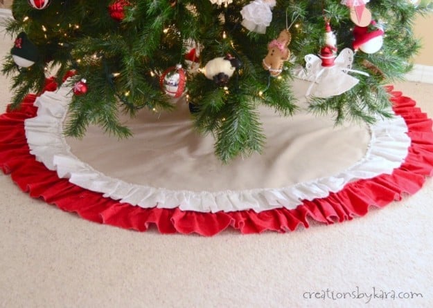 Tree skirt free patterns and over 40 tutorials for you to sew a Christmas tree skirt. 