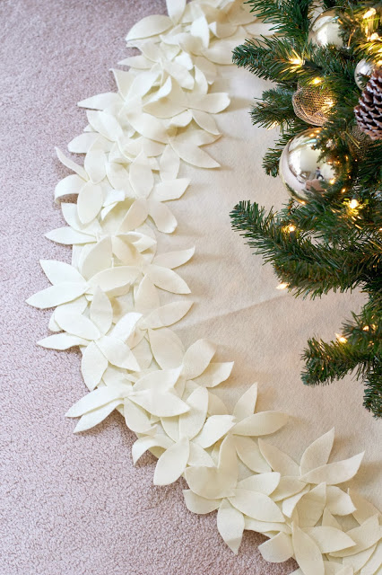 Diy tree skirts to make for your Christmas tree. With more than 30 diy no-sew projects to choose from, you're sure to find a diy tree skirt that fits your Christmas home decor and style.