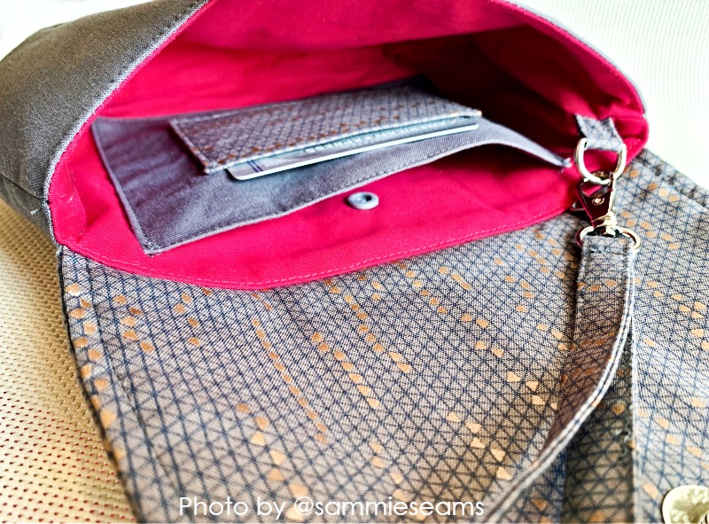 easy purse pattern sewn with an open pocket and a flap in red and grey fabric