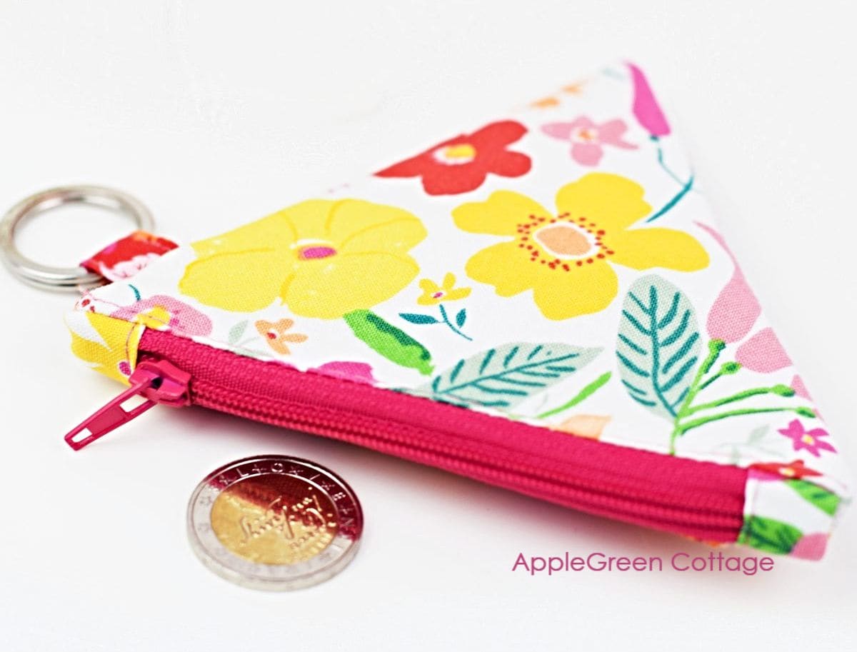 Diy coin purse with pretty bunnies A triangular coin purse sewn with applegreencottage pattern.
