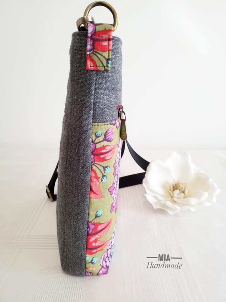 diy crossbody bag with pockets and a zipper closure in floral prints