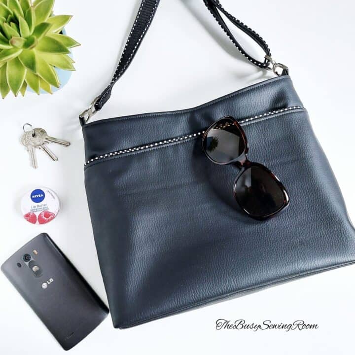 the back of the Sirina bag by applegreencottage, sewn by Ulrike of the Busy Sewing Room with black faux leather