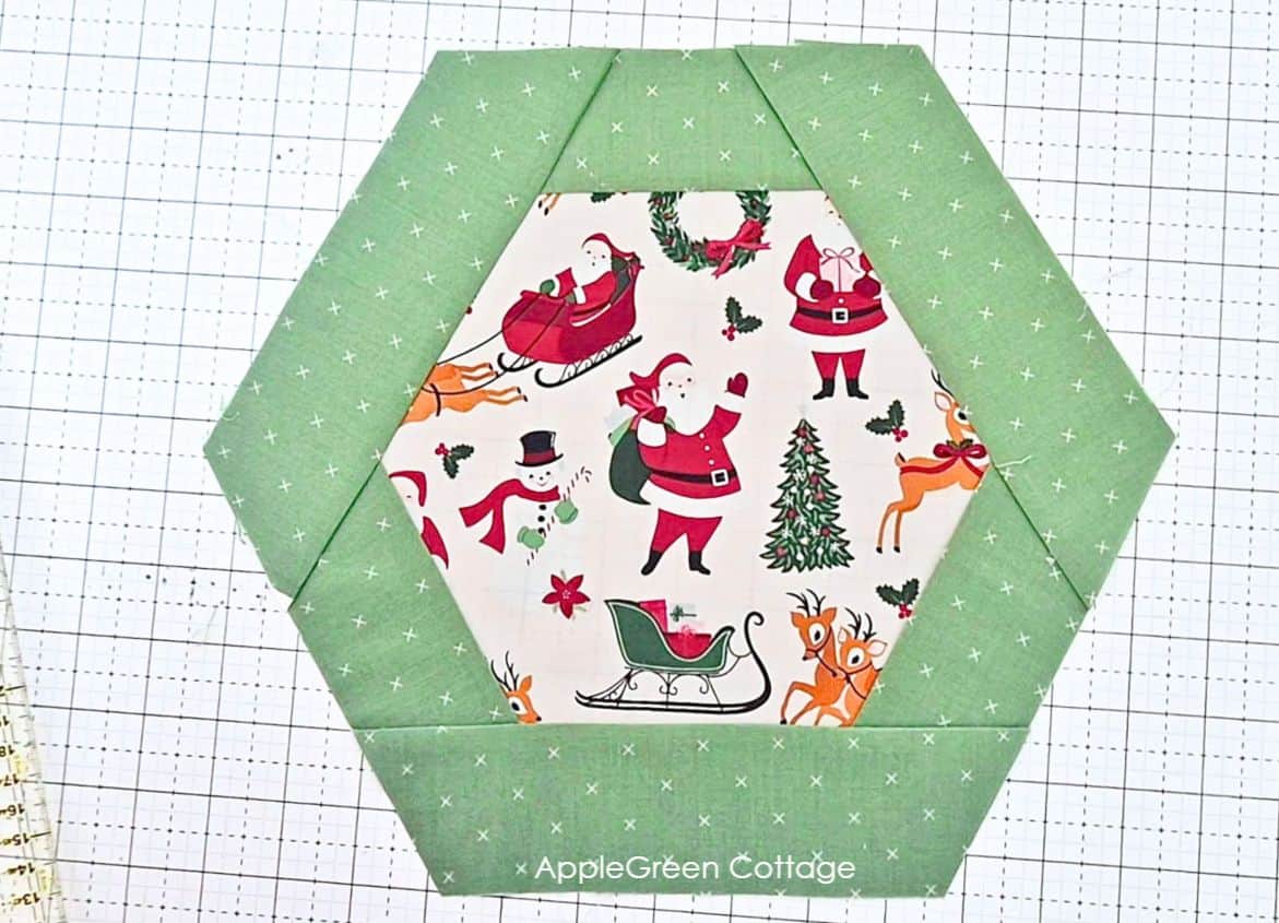 pieced hexagonal quilt block with a quilted border