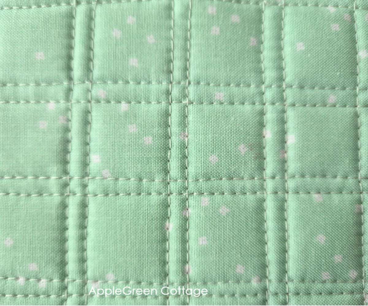 Simple square quilting design on fabric – An easy straight-line quilting pattern, perfect for beginners looking for a structured finish.