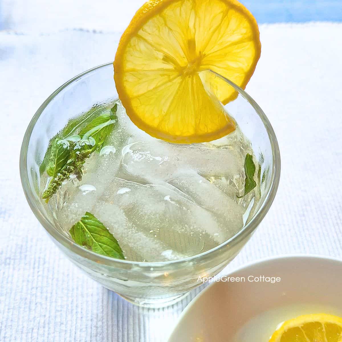 mint tea　準備中 Super Easy Mint Iced Tea Recipe - AppleGreen Cottage