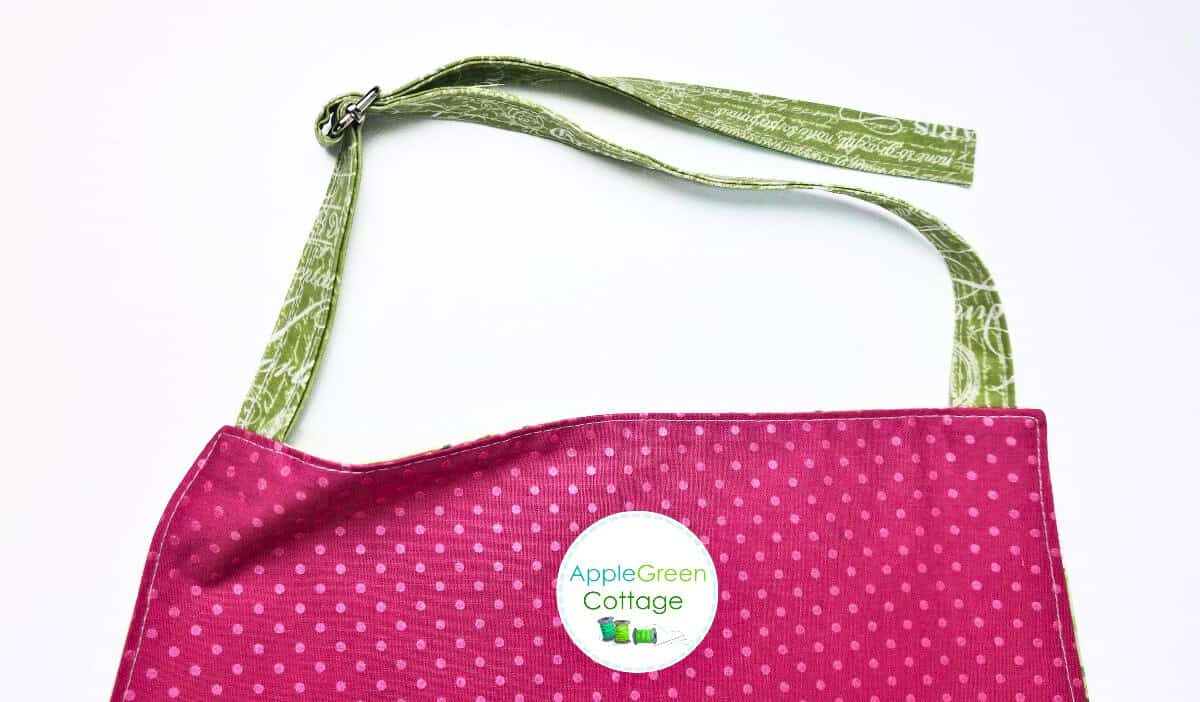 the adjustable neckband strap tied neatly using a buckle slider.