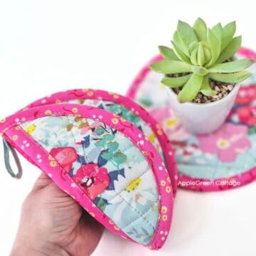 Round potholder with pockets free pattern pin image in floral quilted fabric.